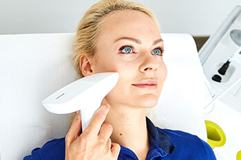 Behandlung Faltenbehandlung Laser Linz. Die Behandlung Faltenbehandlung Laser gilt als die sanfteste Anti Falten Anwendung. Mittels medizinischem High Tech Laser ist es möglich Falten im Gesicht & Körper zu glätten.